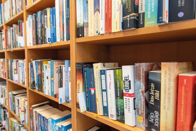 Mehr über den Artikel erfahren Erwachsenenbücher in einer Kinderbücherei?